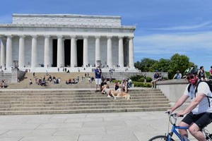 當地時間2日，儘管“居家令”尚未解除，仍有大批民眾來到美國首都華盛頓的國家廣場鍛煉或休閒。（圖源：互聯網）