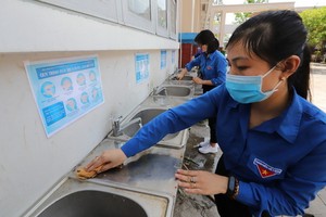 本市芽皮縣黎文休初中學校教師清理設備以迎接學生上學。（圖源：如雄）