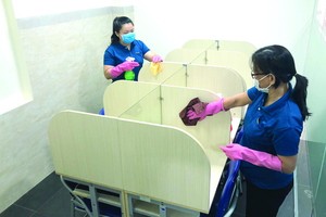 為復課做好準備，該中心使用殺菌劑全面清潔校內設備。