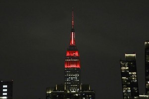 為期9天的“Heroes Shine Bright”活動由紐約帝國大廈發起，從4月24日開始，帝國大廈每晚閃動不同顏色燈光向各個不同團體致敬。（圖源：互聯網）