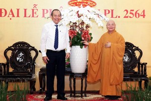 政府常務副總理張和平（左）親往本市第三郡明道寺探望並祝賀越南佛教教會理事會主席釋善仁和尚。（圖源：越通社）