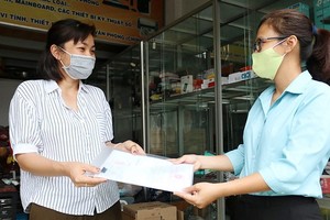 守德郡長壽坊司法-戶籍幹部簡潘紅錦（右）上門接收和退還卷宗。