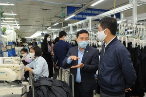 工商部領導視察企業生產活動。（圖源：明康）