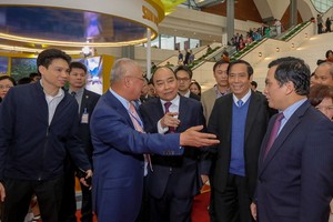 從本月9日上午8時開始，政府總理將與企業界舉行線上對話會。圖為2019年政府總理阮春福在會議場外同企業家們交流。（圖源：越勇）