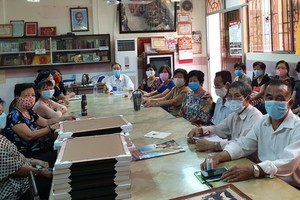 啟秀華文中心校長向老師們傳達防疫規定。