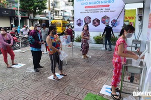 民眾在新富郡莉園街領取大米。