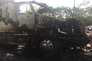 牽引車駕駛室被燒得幾乎只剩框架。（圖源：VOV）