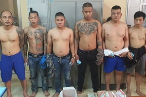 被拘留的六名涉案嫌犯。