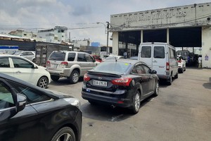 汽車排成上百米的長龍等待檢測。（圖源：N. Ẩn）