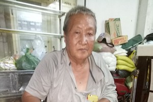 林金倫中風後不良於行。