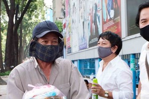 後台人員領取禮物都是很開心。