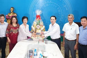 第五郡郡委書記阮文孝親切問候劉金華主席與該會各成員，同時贈送一份禮物。