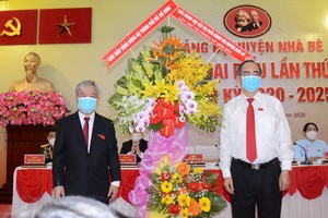 市委書記阮善仁（前右）送花祝賀大會成功舉辦。（圖源：長煌）