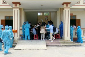 81名回國的同胞抵達機場後獲送至集中隔離區並辦理健康申報手續。（圖源：越通社）