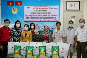 各位領導、贊助單位與受惠者合影。