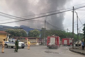 消防車隊相繼趕抵現場展開滅火和營救行動。（圖源：越通社）