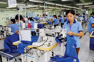 正求職的紡織品成衣應徵卷宗佔了很大比例。