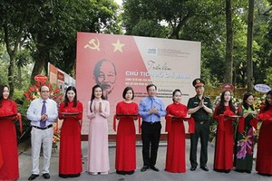 胡志明主席圖片展開幕剪綵儀式。（圖源：成達）