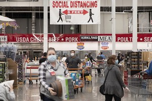 美一家超市掛出提醒顧客保持「社交距離」的醒目標識。（圖源：互聯網）