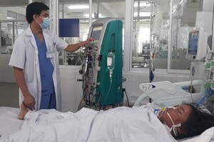 丁氏N患者生命危殆，當前還在峴港醫院重症監護室接受救治。（圖源：陳芳）