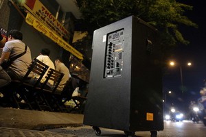 第二郡同文貢街某酒肆調大揚聲器音量以為食客服務。