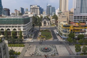 市立大戲院地鐵站上的藍山公園一隅。