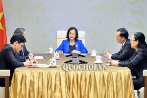 國會主席阮氏金銀（中）。（圖源：Quochoi）