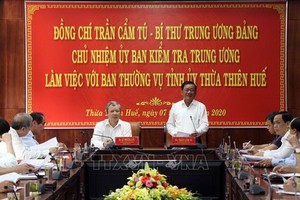 中央檢查委員會主任陳錦秀（中右）在會議上發表講話。（圖源：越通社）