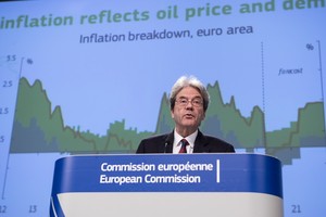 在比利時布魯塞爾的歐盟委員會總部，負責經濟事務的歐委會委員保羅‧真蒂洛尼出席新聞發佈會。（圖源：新華社）