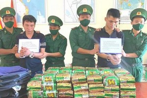 人贓並獲兩名運毒歹徒及毒品物證。（圖源：CK）