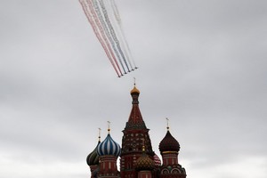 疫情下俄羅斯勝利日閱兵，戰機列隊飛過莫斯科紅場。（圖源：互聯網）