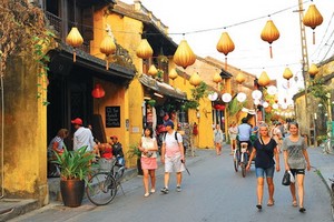 遊客參觀會安古埠。（圖源：互聯網）