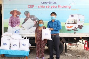 「愛心班車」向古芝縣窮人贈送禮物。