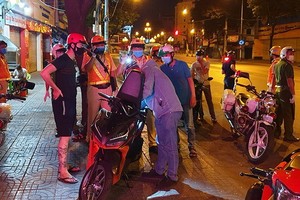 第十一郡公安科363號工作組上街巡邏。