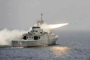 伊朗海軍一艘軍艦在演習期間被海軍下屬另一艘軍艦發射的導彈意外擊中，這次事故已經導致19人死亡，15人受傷。（圖源：互聯網）