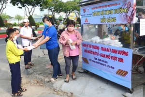 疫情期間，年輕人免費贈送的禮物體現出本市的人情味。