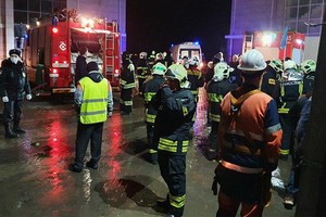 消防隊聞訊後趕抵現場，展開滅火和營救行動。（圖源：莫斯科時報）