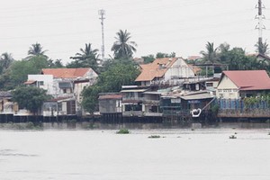 自平利橋至守德郡西貢河上游一帶，許多住房建在河邊。