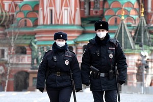 在俄羅斯首都莫斯科警察戴著口罩在紅場執勤。（圖源：Getty Images）