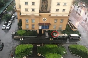 一名男子疑跳樓自盡，摔在客車頂上身亡（紅圈示）。（圖源：CTV）（圖源：武峰）