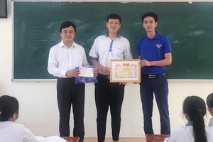 梁世榮高中學校高二生阮進北（中）榮獲共青團巴屯市市委頒發的獎狀及獎金。（圖源：忠純）