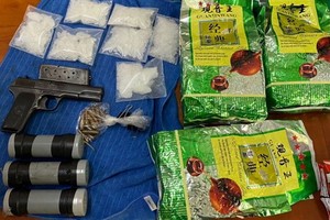 市公安力量起獲的毒品和武器。（圖源：志石）