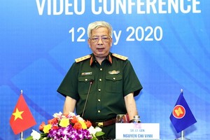 黨中央委員、中央軍委常務委員、越南國防部副部長、越南東盟高級國防官員長阮志詠上將出席會議並發表講話。（圖源：仲海）