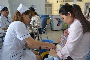 圖為一名護士在給寶寶打防疫針。（示意圖源：秋莊）