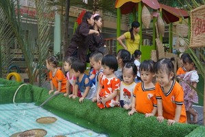 舊邑郡棕褐松鼠幼兒園學生興高采烈地參加課外活動。（圖源：阮娟）