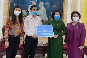 亞洲餅家代表將現款和營養麵包轉交給 市越南祖國陣線委員會領導。