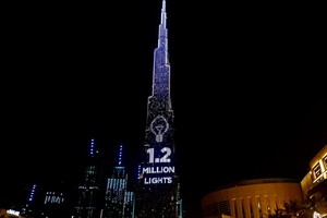 哈利法塔高828米，該項活動也將它變成世界上最高的“募捐箱”。（圖源：路透社）