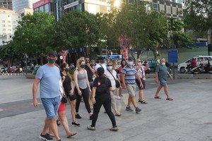 外國遊客在今年3月疫情期間參觀本市。