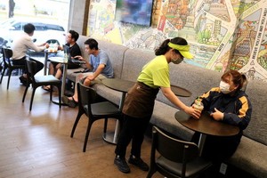 第一郡阮秉謙街某咖啡廳只接待最多20名食客，同時確保桌椅 距離安全。