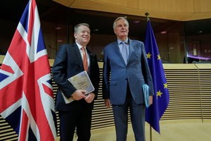 英國談判首席代表戴維·弗洛斯特（左）與歐盟首席談判代表米歇爾·巴尼耶。 （圖片來源：Sky News）